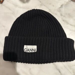 Ganni oversized wool black ribbed beanie